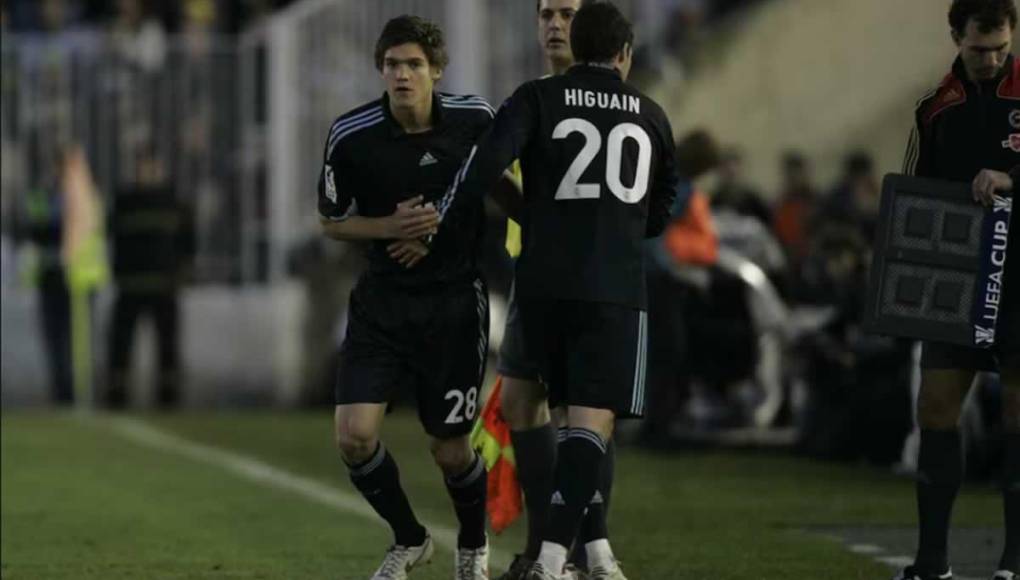 Marcos Alonso, quien actualmente juega con el FC Barcelona, entró en el último minuto del partido que el Real Madrid contra el Racing para sustituir a Gonzalo Higuaín, en abril de 2010.
