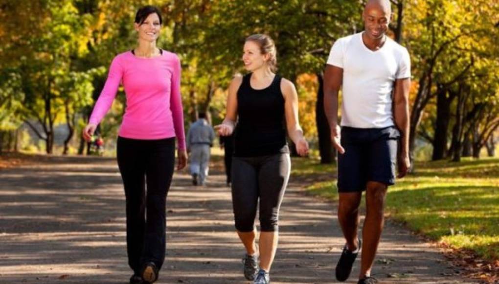 Los investigadores afirman que caminar en grupo conduce a tener una mejor salud