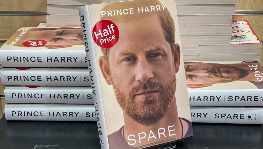 ‘En la sombra’, memorias del príncipe Harry, (Plaza&amp;Janés).- Este controvertido libro alcanzó rápidamente el número 1 en ventas en todo el mundo, al destapar algunas intimidades de la familia real británica.