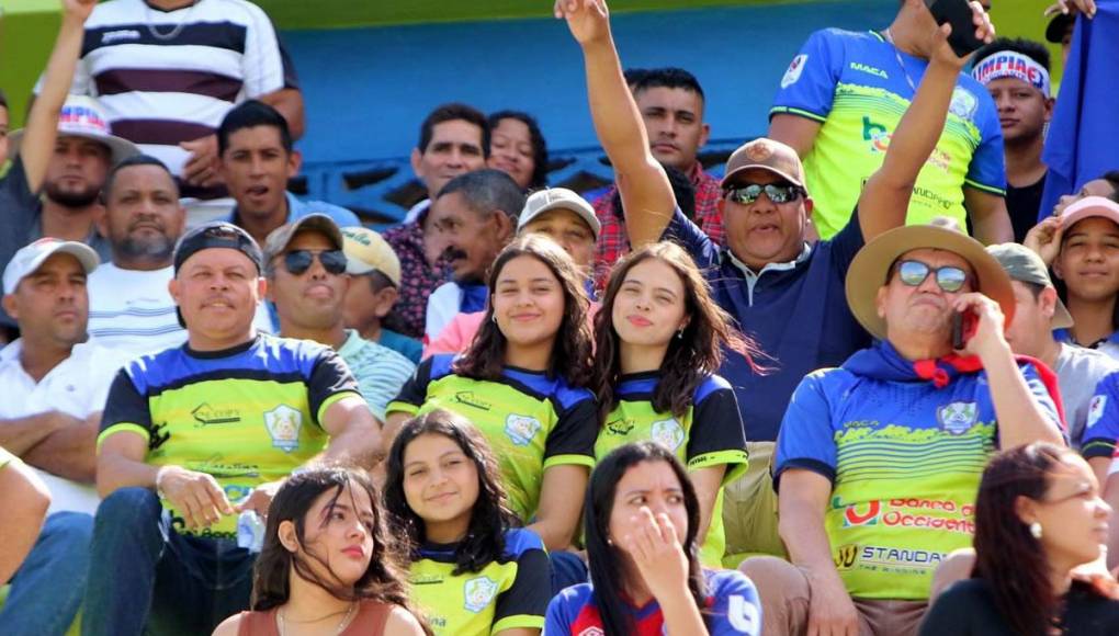 Bellas aficionadas del Olancho FC disfrutando de la tarde de fútbol en el estadio Juan Ramón Brevé Vargas.