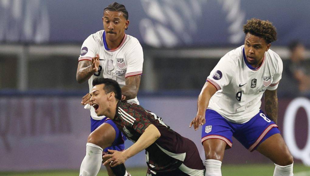 Hirving Lozano no se quedó callado y arremetió contra el DT de la selección de México.