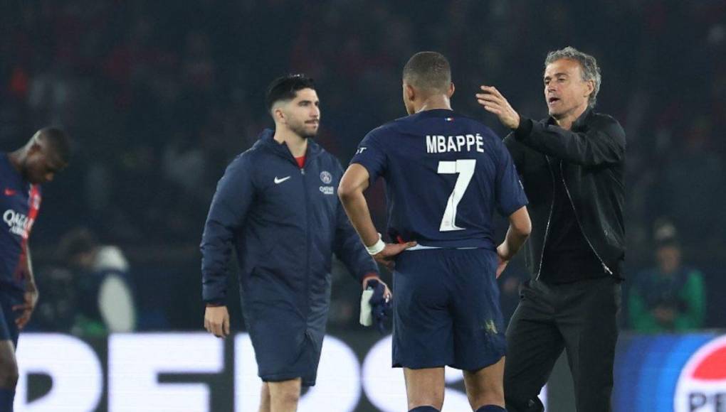 Luis Enrique fue a consolar a Mbappé, quien se despide del PSG en la Champions League. 