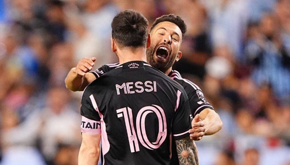 Messi siendo felicitado por su compañero y amigo Jordi Alba.