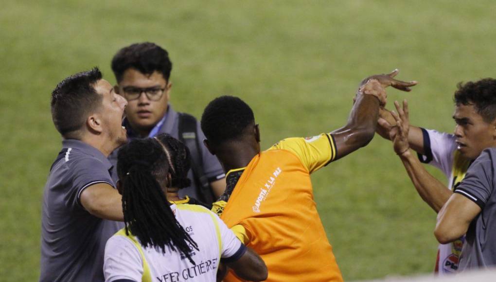 Jugadores de Real España y Génesis acabaron entre insultos y empujones en el estadio Olímpico de San Pedro Sula.