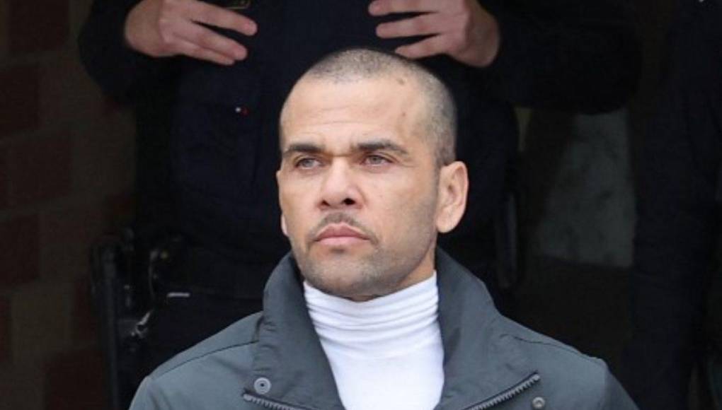El futbolista brasileño Dani Alves, condenado por violación en España, salió en libertad provisional de la cárcel tras pagar una fianza de 1 millón de euros (1,1 millones de dólares).