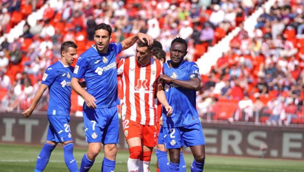 Los jugadores del Getafe le dieron palabras de aliento a los futbolistas del Almería que estaban tristes en el terreno de las acciones.
