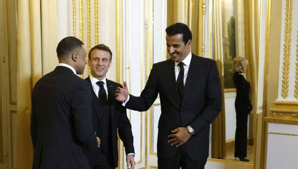  Kylian Mbappé asistió a la cena de gala que el presidente francés, Emmanuel Macron, ofreció al emir de Catar, Tamin ben Hamad Al-Thani, que inició su visita de Estado de dos días a la capital francesa.