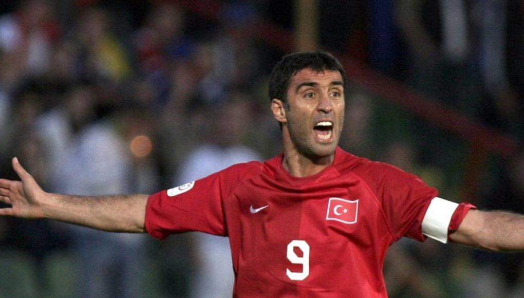 Hakan Sukur, el goleador más rápido de la historia de los Mundiales, es recordado por sus goles con la selección de Turquía y clubes en donde formó parte.