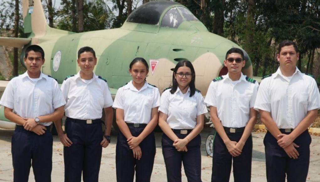 De una población de más de 800 alumnos, seis jóvenes son los que destacan por su excelencia académica en el Centro de Educación Media Gubernamental Rafael Pineda Ponce (RPP), ubicado en la base aérea, Coronel Armando Escalón Espinal, de La Lima, Cortés.
