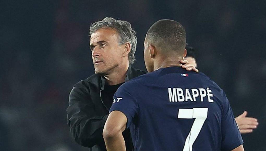 El entrenador Luis Enrique fue a saludar a Mbappé en el momento que el atacante francés lucía desconcertado. 