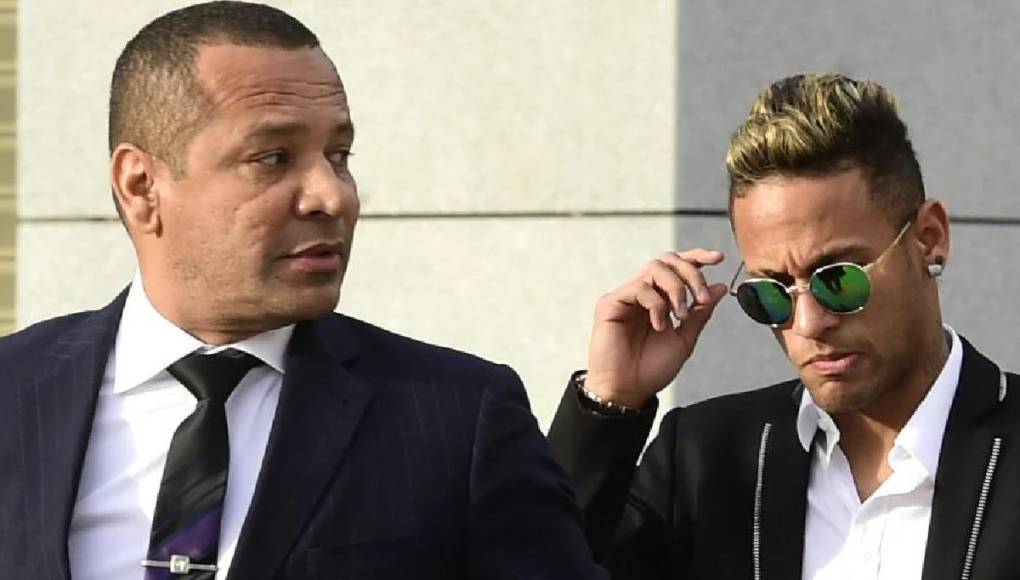 En un principio se informó que el padre de Neymar iba a pagar la fianza para que Alves saliera de prisión. Sin embargo, la información fue negada por el papá de “Ney.”