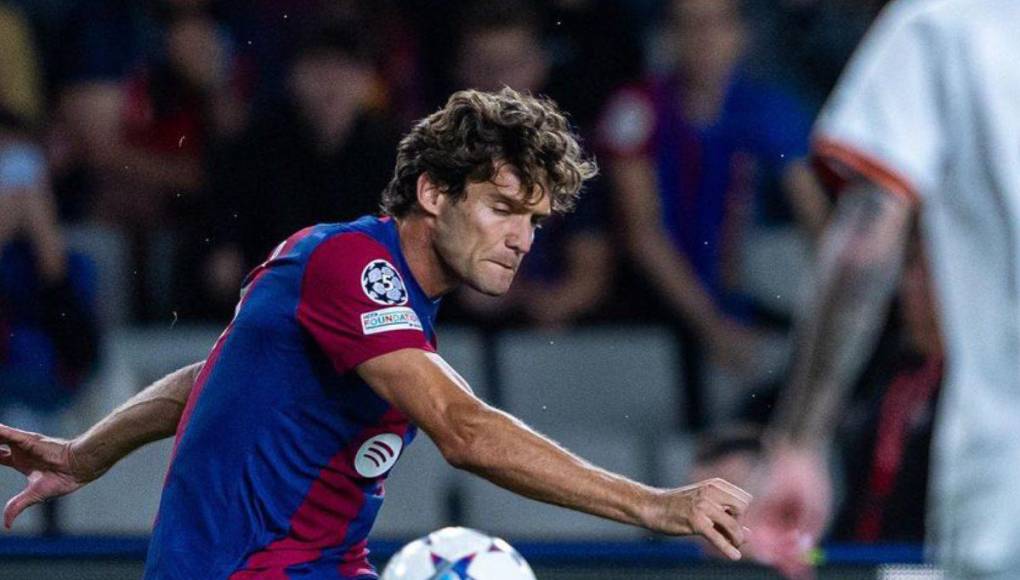 Marcos Alonso: El defensor encabeza la lista de jugadores que saldrán del FC Barcelona.