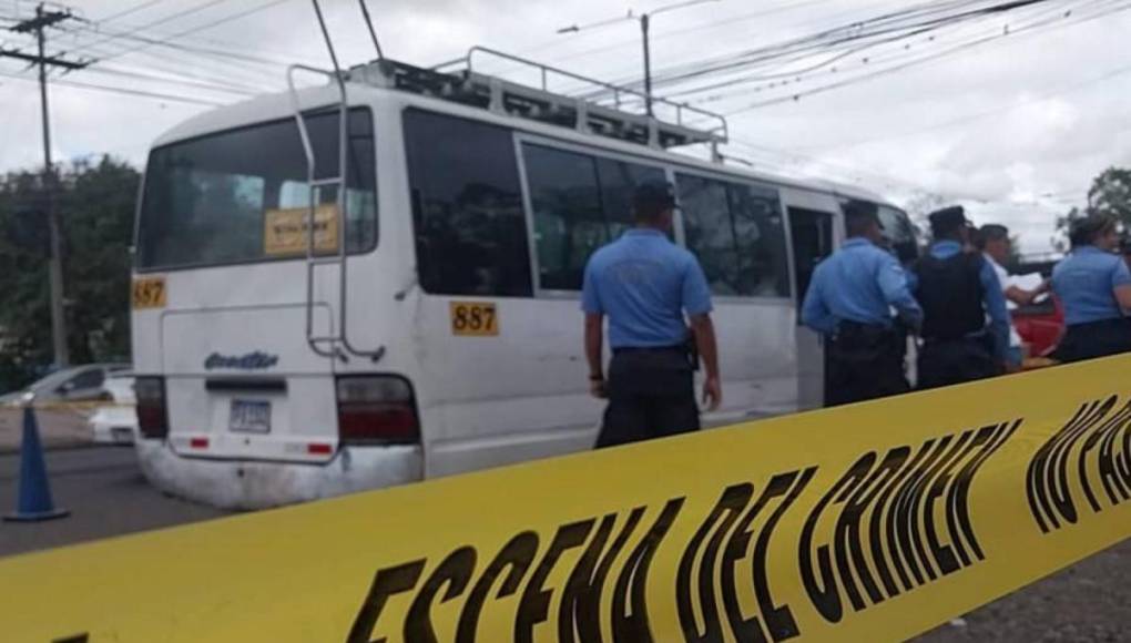 El cuerpo de Edwin Gustavo Reyes Amador quedó en el interio de esta unidad del transporte público.