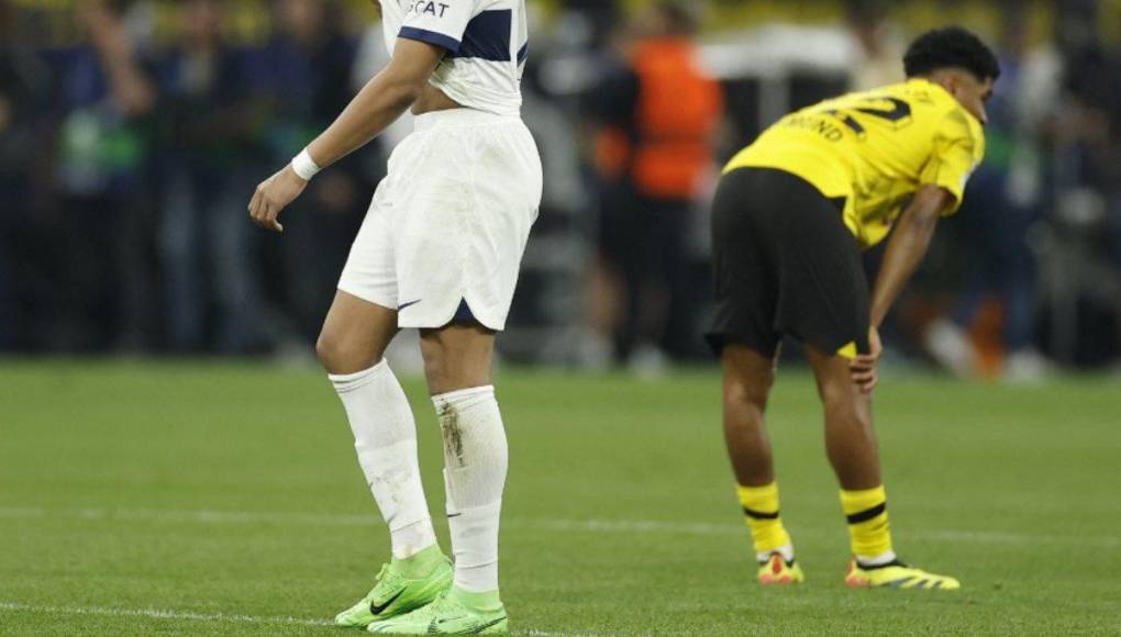 Mbappé salió cabizbajo tras la caída del PSG en la semifinal de ida de la Champions League.