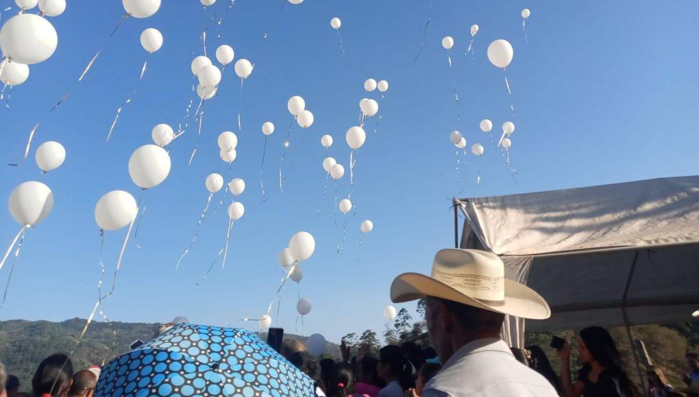 Como es de costumbre y recordar su gran legado, al momento de su sepultura amigos y familiares elevaron globos blancos al cielo en memoria de Asterio Reyes.