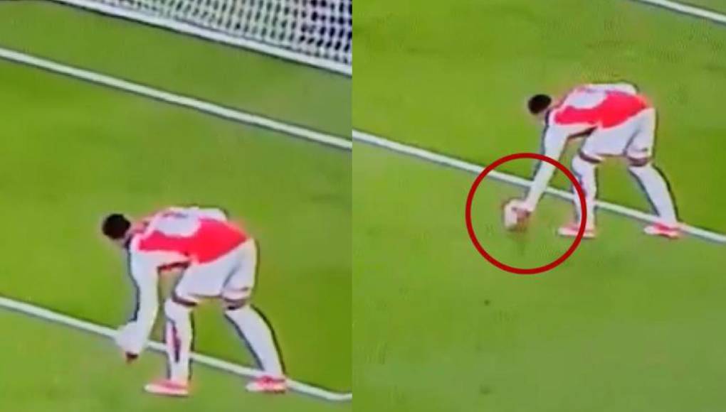 El futbolista del Arsenal colocó el balón y sacó él, sin darse cuenta de que la pelota ya estaba en juego.