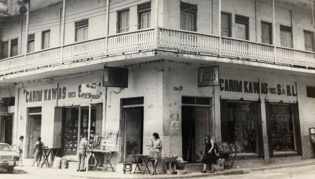 El almacén Carim Kawas fue fundado al rededor de 1939 por un empresario de origen palestino. Inicialmente, vendía productos al detalle, pero tras la muerte del empresario, los hijos le dieron un giro implementando las ventas al por mayor, creando uno de los emporios de comercio más recordados de la tercera avenida. El almacén desapareció en 1995 debido a un incendio.