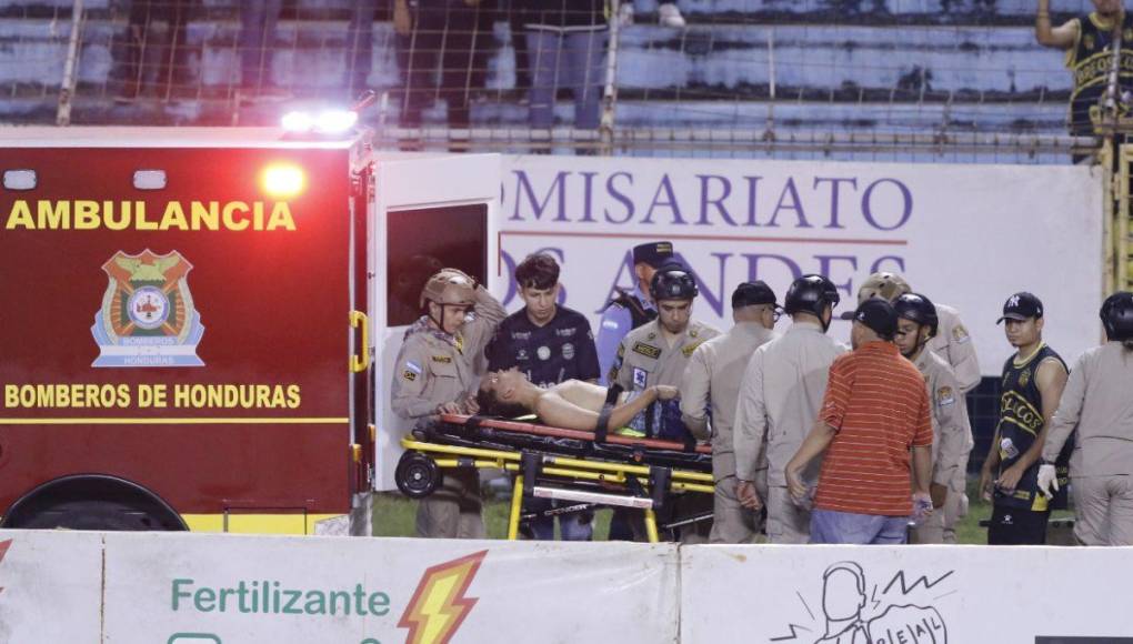 Antes de iniciar el segundo tiempo en San Pedro Sula, este aficionado tuvo que ser atendido. Lo metieron a la pista del Olímpico y se lo llevaron en ambulancia.