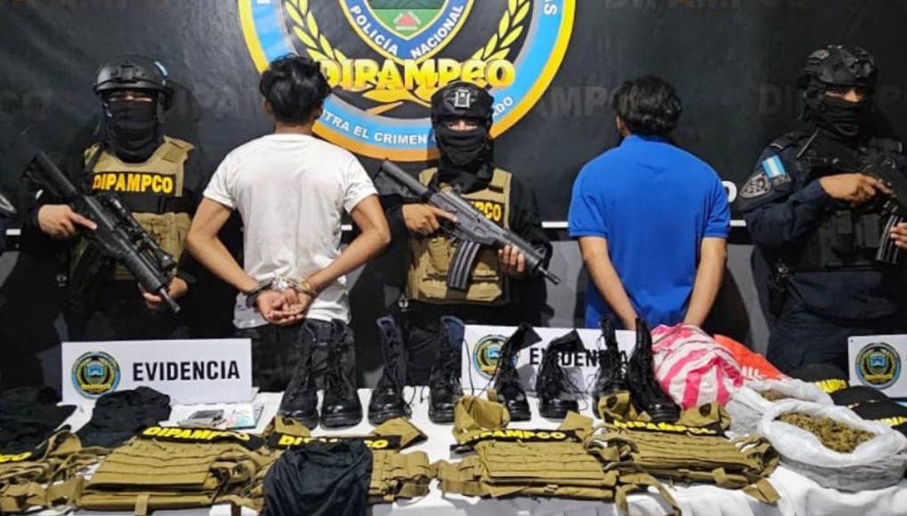 Dos supuestos miembros de la pandilla 18 fueron capturados este lunes 22 de abril por agentes de la Dipamco en Choloma Cortés por estar vinculados en el asalto a un autolote en la ciudad de San Pedro Sula, según reportó Gustavo Sánchez, ministro de Seguridad de Honduras.