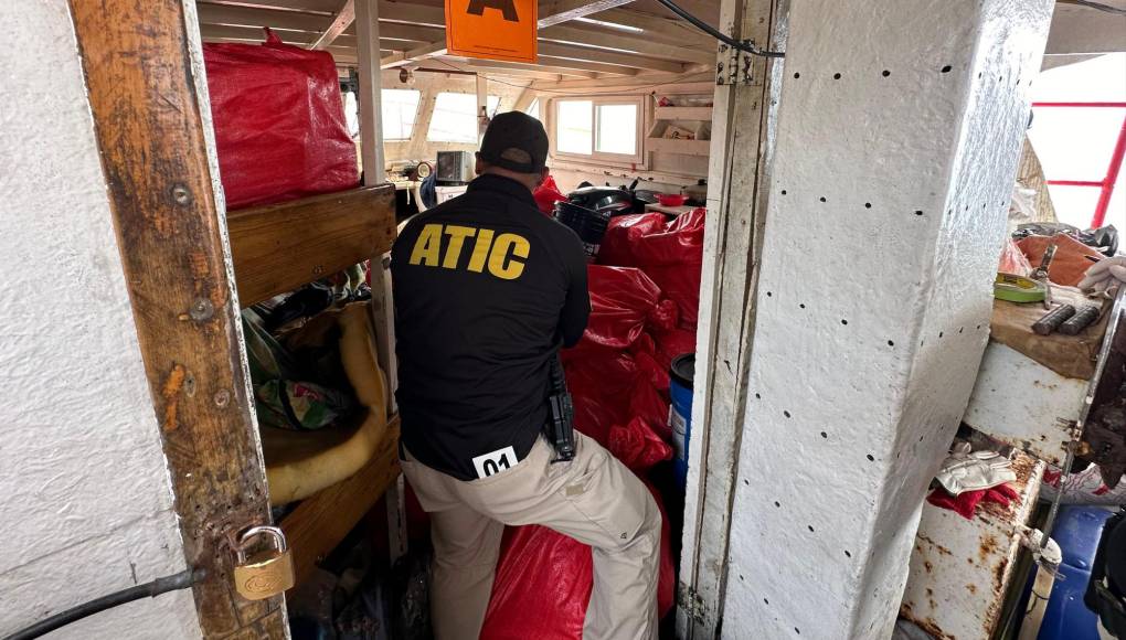 Un agente de la Atic en la embarcación que venía cargada de cocaína.