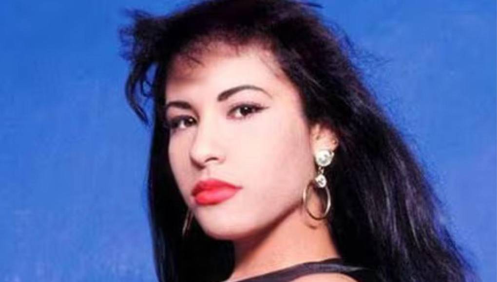 Además de su gran talento para la música, Selena también era conocida por su estilo único de la moda; de hecho, la texana se ganó el apodo de ‘The Mexican Madonna’, o la ‘Madonna Mexicana’ en español, debido a su impecable sentido de la moda, que era constantemente comparado con el de la intérprete de ‘La Isla Bonita’.