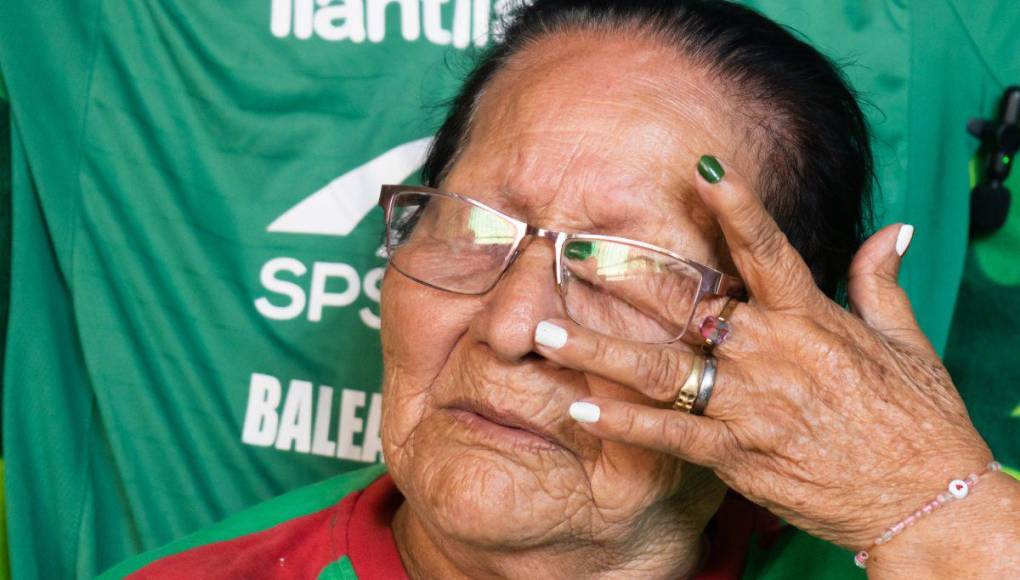 Doña Queta no pudo evitar las lágrimas al señalar que extraña ir al estadio para ver a su amado Marathón.