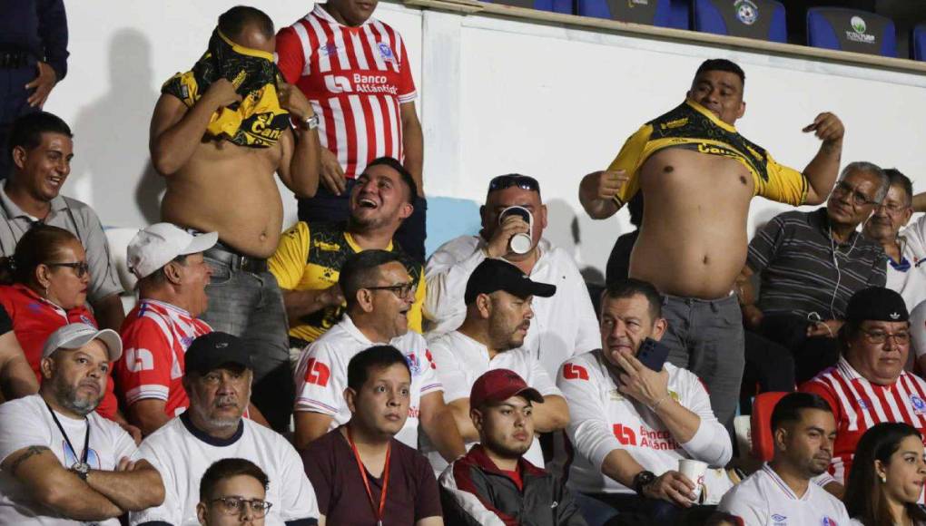 Aficionados del Real España pusieron el ambiente en el sector de silla. Estos dos aficionados se quitaron la camiseta y desataron risa de algunas personas. 