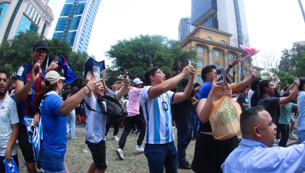 Una locura se vivió en las calles de México con la llegada de Messi.