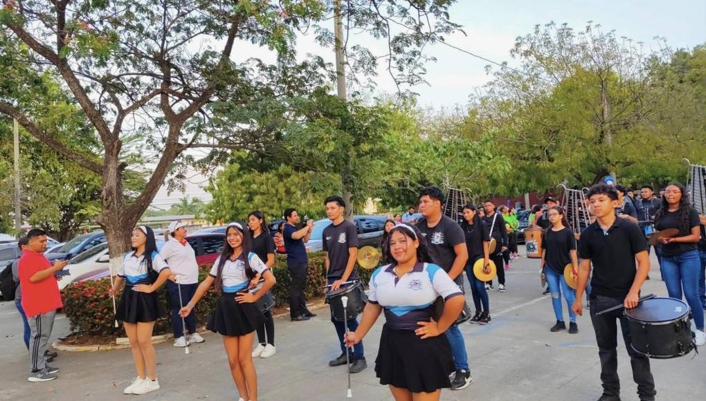 Mismo que dio inicio la tarde del lunes con un desfile de la comunidad universitaria, acompañada por la banda de guerra del instituto Cristo Rey.