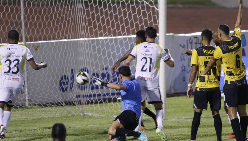 Roberto Moreira marcó el gol del Génesis. Jhow Benavídez intentó despejar de puños, pero se fue en blanco.