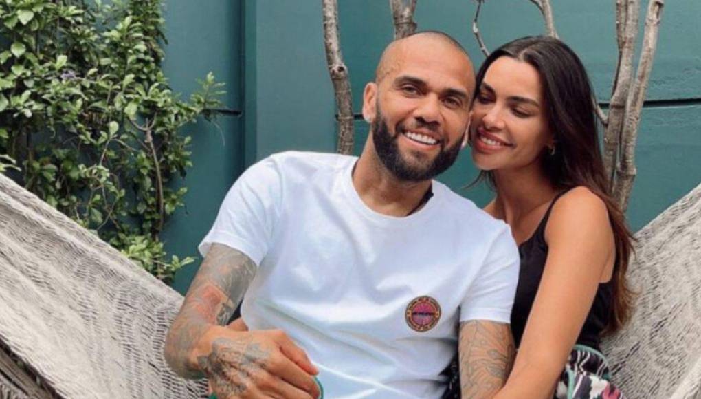 Cuando Alves salió de prisión, la modelo decidió posicionarse públicamente y subió a Instagram una foto de su mano entrelazada con la del brasileño, instantánea que dio mucho que hablar.