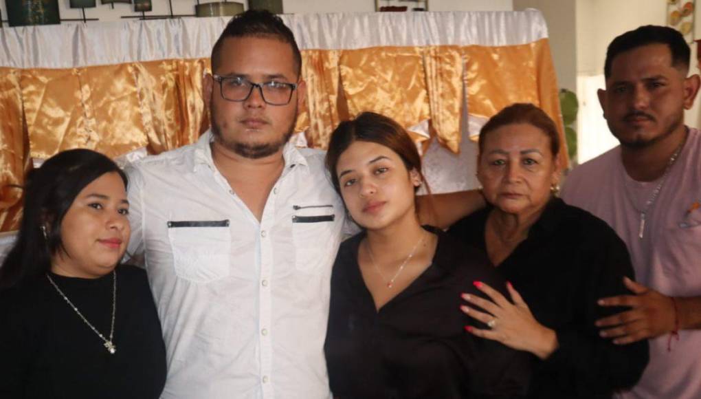 Con rostros desencajados, los familiares de Hermelindo Cantarero despidieron a un gran ser humano que dejó su huella en la historia del fútbol hondureño.