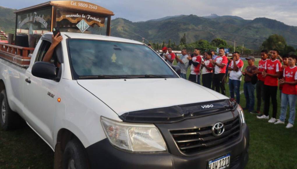 Posteriormente el ataúd donde descansa Hermelindo Cantarero fue llevado al estadio Francisco Martínez de Tocoa.