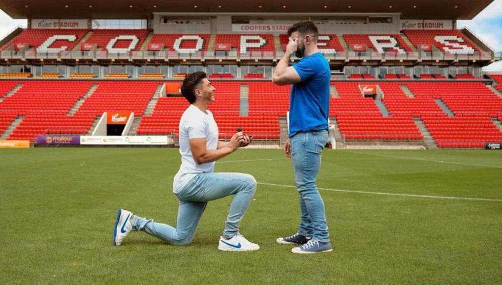Un reconocido futbolista le propuso matrimonio a su novio en pleno campo de fútbol.