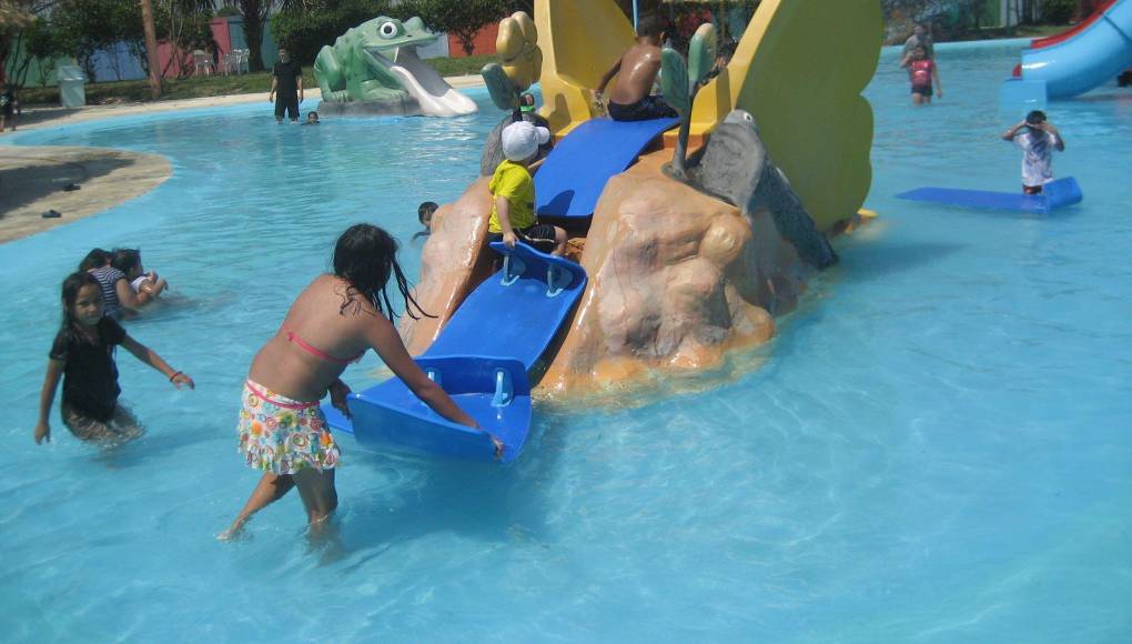 El parque acuático estaba integrado por tres piscinas para niños (0.85 metros de profundidad), una familiar y una alberca de olas (aproximadamente de 1.40 metros de profundidad).