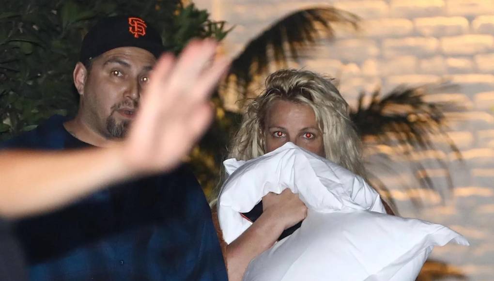 “Nos dijeron que Britney y Paul se retiraron a una habitación de hotel alrededor de las 11 de la noche, donde continuaron de fiesta y bebiendo. Mientras estaban en la habitación, terminaron teniendo un gran altercado que, según nos dijeron, se volvió físico, y Britney pudo haberse lastimado la pierna”, expresaron periodistas de TMZ en el sitio web del medio.