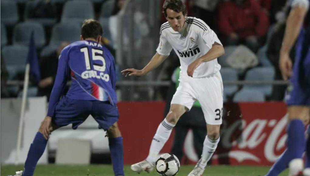Pedro Mosquera - El volante debutó en marzo de 2010 en un partido de Liga contra el Getafe. Desde entonces ha jugado en Getafe, Elche, Deportivo de la Coruña, Huesca y actualmente juega en la Agrupación Deportiva Alcorcón.