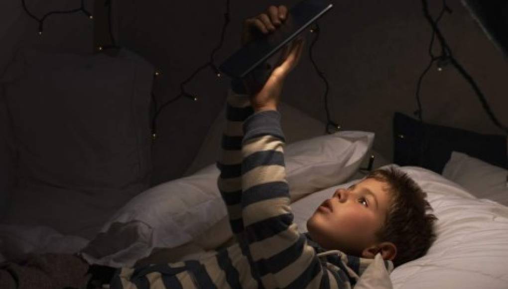 Aparatos electrónicos perjudican el sueño de los niños