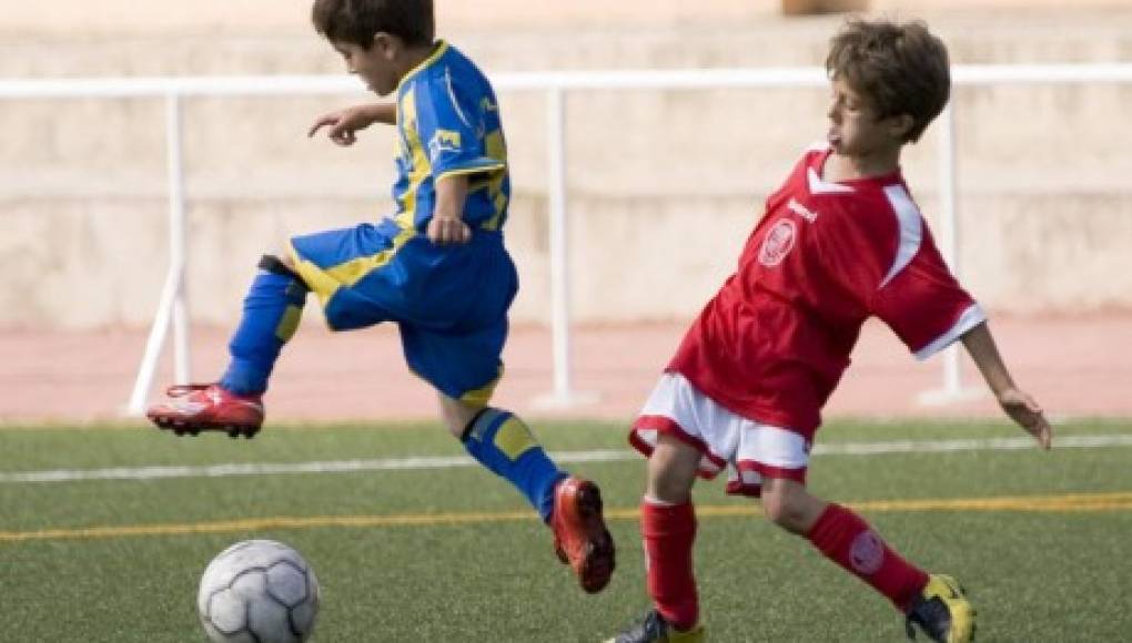 Cómo prevenir lesiones en los niños al jugar fútbol