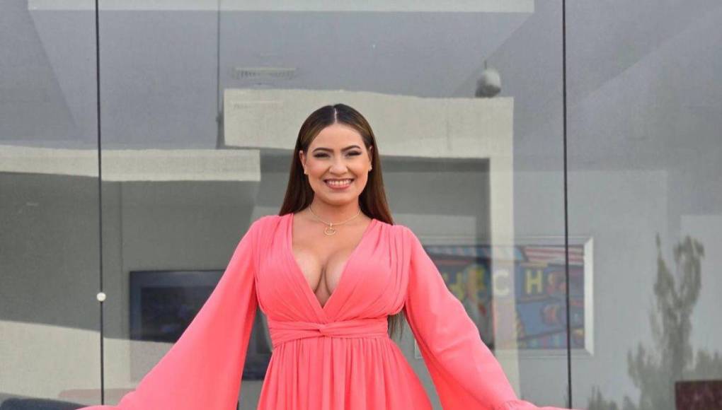 Alejandra Rubio es una reconocida presentadora de televisión e influencer hondureña, considerada de las mujeres más sensuales del espectáculo en Honduras y una de las figuras más mediáticas del entretenimiento. 