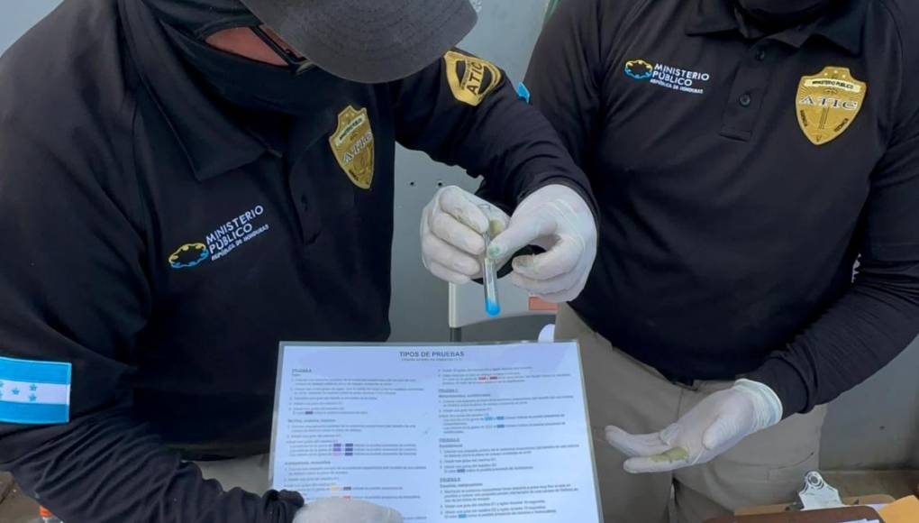 Agentes peritos de la Atic realizaron las pruebas de campos con las que confirmaron que era cocaína.