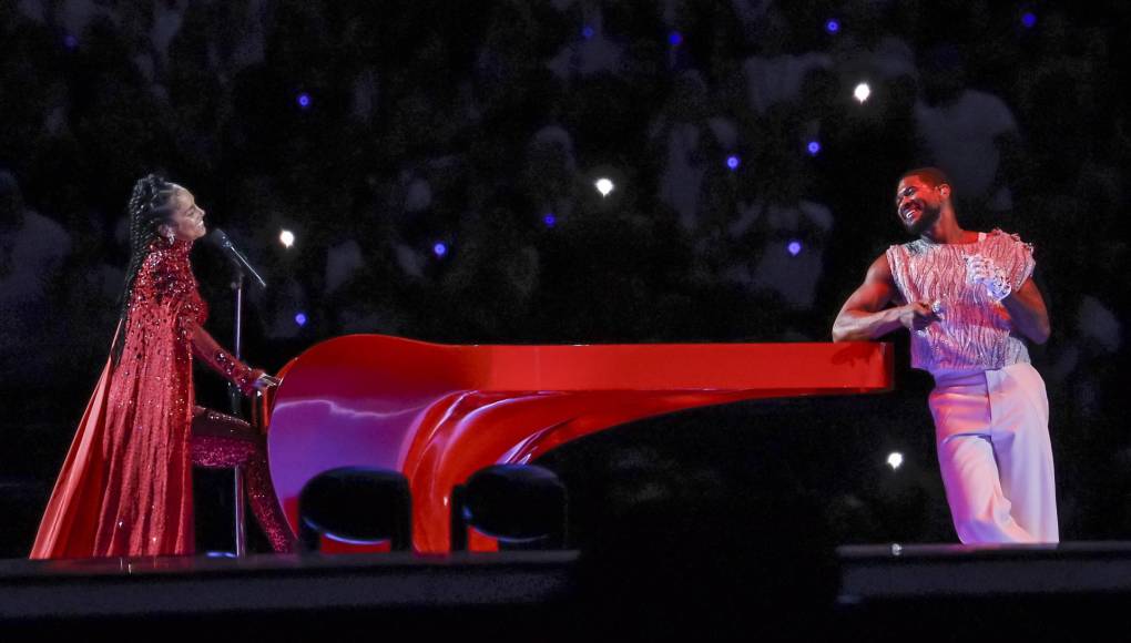 El piano rojo llamó mucho la atención, haciendo juego de colores con el traje de Alicia, aspi como con el blanco profundo de Usher. El público ovacionó de principio a fin. 