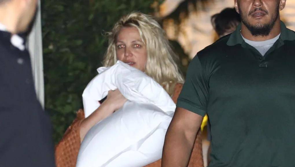 “Nos dijeron que Britney estaba gritando y fuera de control en el pasillo de su suite, y varios invitados pensaron que estaba sufriendo un colapso mental, por lo que llamaron a los paramédicos”, dijeron.