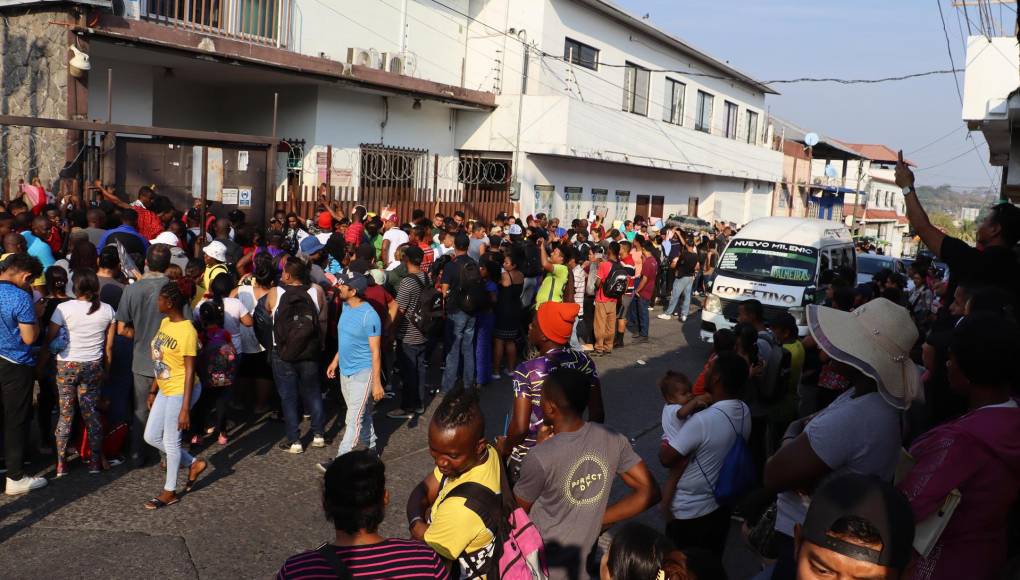 Migrantes permanecen en las instalaciones de la Comisión Mexicana de Ayuda a Refugiados (Comar), este martes en la ciudad de Tapachula, en Chiapas (México). 