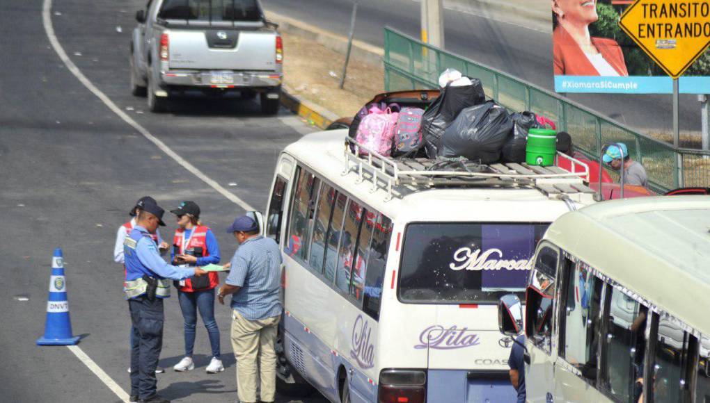 Agentes de la Policía y de Conapremm en un operativo de carretera en Tegucigalpa.