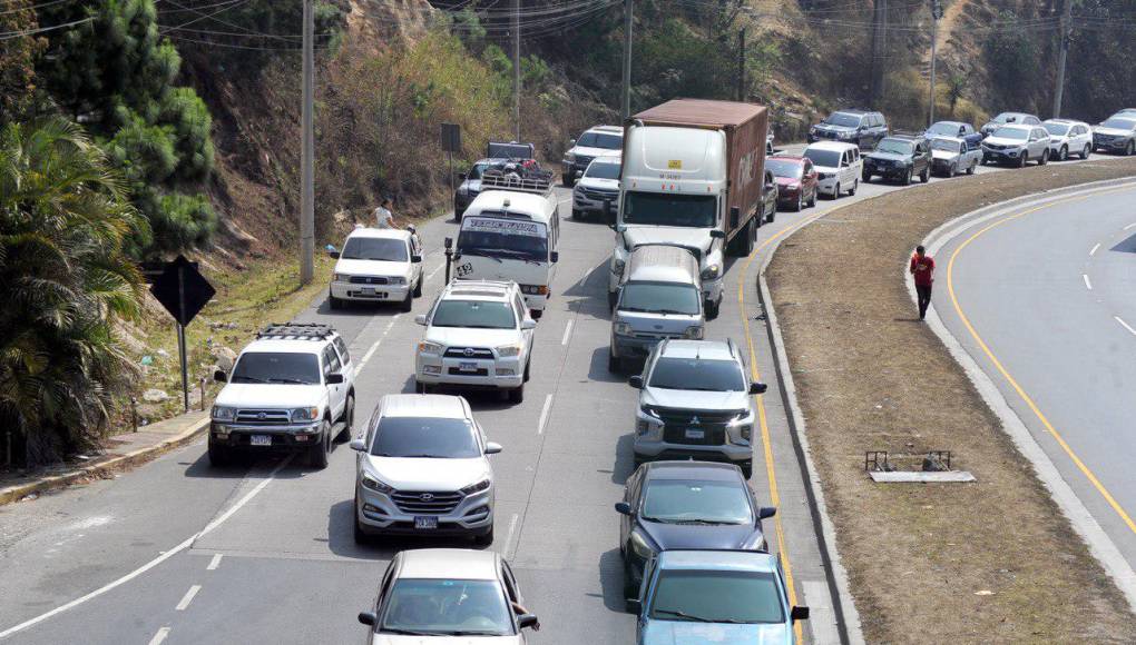 Las filas en las principales terminales de buses que se desplazan hacia los distintos puntos del interior del país son extensas. 