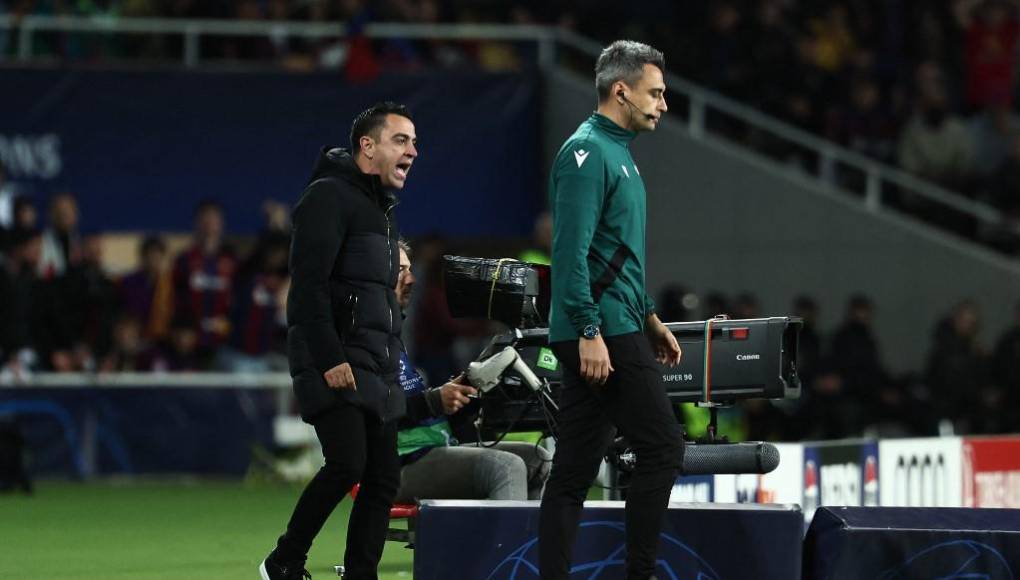 Xavi fue expulsado en el segundo tiempo del Barcelona VS PSG.
