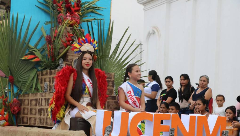 Las reinas de belleza de la feria encabezaron el desfile que además de resaltar las características de Copán, honró actividades como la ganadería, agricultura y el turismo de Copán.