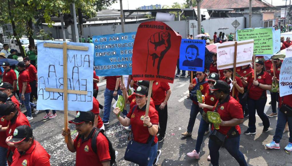 Diferentes sindicatos se aglutinaron y marcharon en San Pedro Sula, capital industrial de Honduras. 