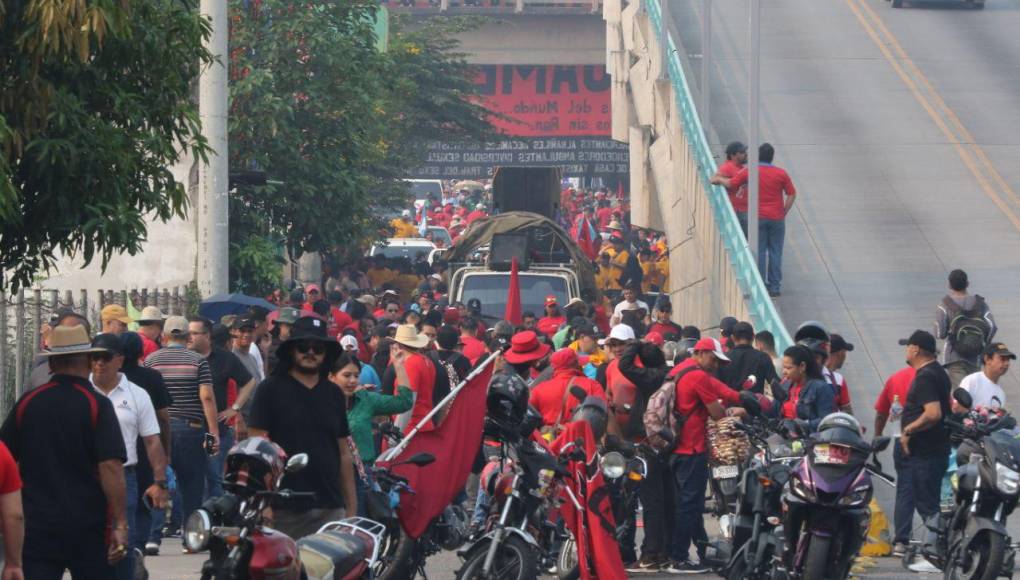 Grupos sindicales de obreros y algunos sectores políticos oficialistas se movilizan este miércoles 1 de mayo en Tegucigalpa en conmemoración del Día del Trabajador. 